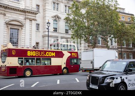 London Sightseeing Bus mit offenem Oberdeck fährt entlang Whitehall, Zentrum von London, England, Großbritannien September 2023 Stockfoto