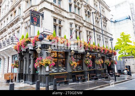 Der Red Lion Pub in Westminster ist bekannt für seine Dienste für alle Premierminister bis zu Edward Heath, Whitehall, London, England, Großbritannien Stockfoto