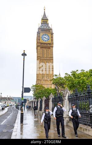 Londoner Polizisten auf der Bridge Street Westminster mit Big Ben im Hintergrund, Westminster, London, England, Großbritannien Stockfoto