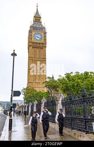 Londoner Polizisten auf der Bridge Street Westminster mit Big Ben im Hintergrund, Westminster, London, England, Großbritannien Stockfoto