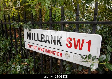 Millbank London, Stadt Westminster Postleitzahl SW1 Straßenschild, England Stockfoto