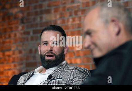 Columbia, Usa. Oktober 2023. Chase Daniel, der ehemalige Quarterback der University of Missouri und Super Bowl-Gewinner, macht seine Ausführungen, als der ehemalige Cheftrainer Gary Pinkel auf der Spendenaktion der GP Made Foundation am Freitag, den 6. Oktober 2023 in Columbia, Missouri, zuhört. Foto: Bill Greenblatt/UPI Credit: UPI/Alamy Live News Stockfoto