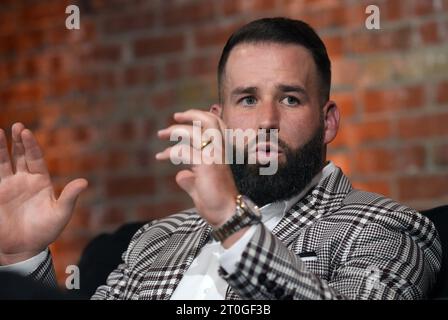 Columbia, Usa. Oktober 2023. Der ehemalige Quarterback der University of Missouri und Super Bowl-Gewinner Chase Daniel spricht mit dem ehemaligen Trainer von Missouri Gary Pinkel während der Spendenaktion der GP Made Foundation in Columbia, Missouri am Freitag, den 6. Oktober 2023. Foto: Bill Greenblatt/UPI Credit: UPI/Alamy Live News Stockfoto