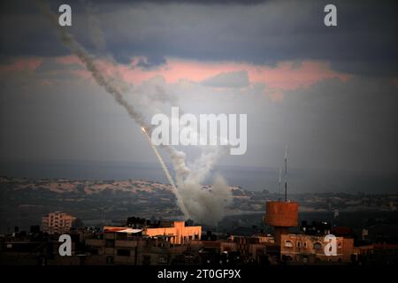 Rafah, Gaza. Oktober 2023. Am Samstag, den 7. Oktober 2023, werden Raketen aus dem südlichen Gazastreifen in Richtung Israel gestartet. Foto: Ismael Mohamad/UPI. Quelle: UPI/Alamy Live News Stockfoto