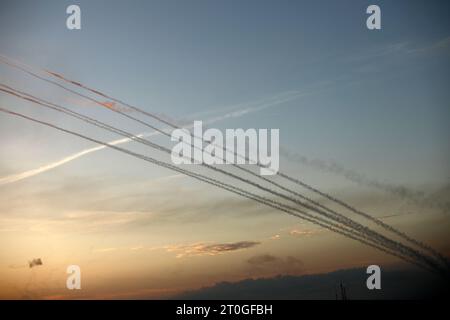 Rafah, Gaza. Oktober 2023. Am Samstag, den 7. Oktober 2023, werden Raketen aus dem südlichen Gazastreifen in Richtung Israel gestartet. Foto: Ismael Mohamad/UPI. Quelle: UPI/Alamy Live News Stockfoto