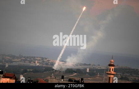 Rafah, Gaza. Oktober 2023. Am Samstag, den 7. Oktober 2023, werden Raketen aus dem südlichen Gazastreifen in Richtung Israel gestartet. Foto: Ismael Mohamad/UPI. Quelle: UPI/Alamy Live News Stockfoto