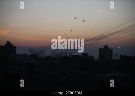 Rafah, Gaza. Oktober 2023. Am Samstag, den 7. Oktober 2023, werden Raketen aus dem südlichen Gazastreifen in Richtung Israel gestartet. Foto: Ismael Mohamad/UPI. Quelle: UPI/Alamy Live News Stockfoto