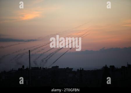 Rafah, Gaza. Oktober 2023. Am Samstag, den 7. Oktober 2023, werden Raketen aus dem südlichen Gazastreifen in Richtung Israel gestartet. Foto: Ismael Mohamad/UPI. Quelle: UPI/Alamy Live News Stockfoto