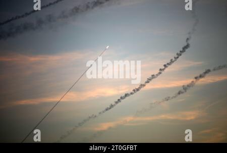 Rafah, Gaza. Oktober 2023. Am Samstag, den 7. Oktober 2023, werden Raketen aus dem südlichen Gazastreifen in Richtung Israel gestartet. Foto: Ismael Mohamad/UPI. Quelle: UPI/Alamy Live News Stockfoto