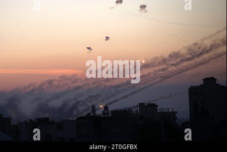 Rafah, Gaza. Oktober 2023. Am Samstag, den 7. Oktober 2023, werden Raketen aus dem südlichen Gazastreifen in Richtung Israel gestartet. Foto: Ismael Mohamad/UPI. Quelle: UPI/Alamy Live News Stockfoto