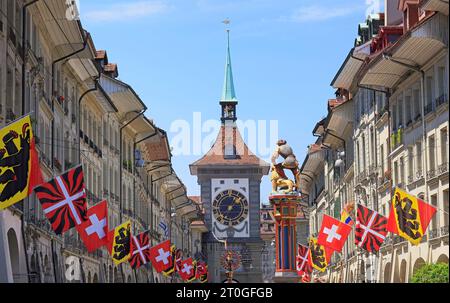 Straßenblick auf die Kramgasse mit Brunnen und Zytglogge Uhrenturm in der Altstadt von Bern. Es ist eine beliebte Einkaufsstraße und mittelalterliches Stadtzentrum Stockfoto