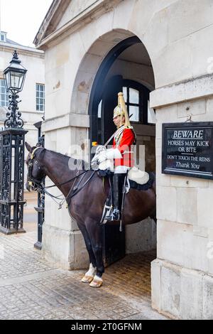 London Household Kavallerry der Kings Household Kavallerry im Dienst vor dem Horseguards Museum, Whitehall, London England 2023 Stockfoto
