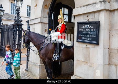 London Household Kavallerry der Kings Household Kavallerry im Dienst vor dem Horseguards Museum, Whitehall, London England 2023 Stockfoto