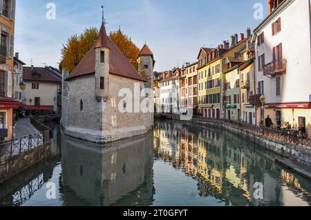 Vorderansicht des Palais de l'Île (Palais de l'Ile), bekannt als das „Haus in Form eines Schiffes“, am Fluss Thiou in der Altstadt von Annecy, Frankreich Stockfoto