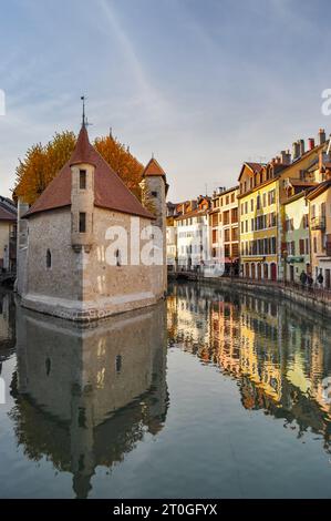 Vorderansicht des Palais de l'Île (Palais de l'Ile), bekannt als das „Haus in Form eines Schiffes“, am Fluss Thiou in der Altstadt von Annecy, Frankreich Stockfoto