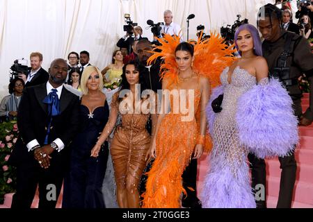 Aktenfoto vom 05/2019 von (von links nach rechts) Corey Gamble, Kris Jenner, Kim Kardashian-West, Kanye West, Kendall Jenner, Kylie Jenner und Travis Scott besuchen die Gala 2019 des Metropolitan Museum of Art Costume Institute in New York, USA. Ben Winston, der Produzent von Kardashians, hat bekannt gegeben, dass er nie die ursprüngliche Show über die berühmten Geschwister gesehen hat, da er wollte, dass die neue Serie sich in verschiedene Richtungen zusammen mit ihrem Leben entwickelt. Ausgabedatum: Samstag, 7. Oktober 2023. Stockfoto