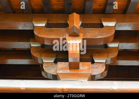 Chinas einzigartige traditionelle Baumethode, Einsteckloch- und Zapfenstruktur. Alte chinesische Gebäude verwenden Holz und Ziegel als Hauptbaumaterial. Stockfoto