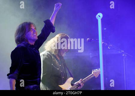 Joey Tempest und John Norum von Europe live bei einem Konzert ihrer The Time Capsule 40th Anniversary Tour im Admiralspalast. Berlin, 06.10.2023 *** Joey Tempest und John Norum aus Europa live bei einem Konzert ihrer The Time Capsule 40th Anniversary Tour im Admiralspalast Berlin, 06 10 2023 Foto:XT.xBartillax/xFuturexImagex europe 3037 Credit: Imago/Alamy Live News Stockfoto