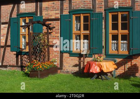 24.10.2013 Fachwerkhaus Deutschland/Sachsen Anhalt/Altmark/Steimke/saniertes Fachwerkhaus/Herbst/Fensterläden/eine Katze sonnt sich/Blumen und Zierkürbisse dekorieren das Umfeld *** 24 10 2013 Fachwerkhaus Deutschland Sachsen Anhalt Altmark Steimke saniertes Fachwerkhaus Herbstläden eine Katze Sonnenblumen und Zierkürbisse schmücken die Umwelt Credit: Imago/Alamy Live News Stockfoto