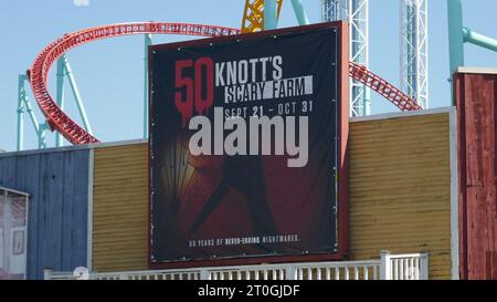 Buena Park, Kalifornien, USA 4. Oktober 2023 KnottÕs Scary Farm Halloween Haunt 50. Jahrestag auf der KnottÕs Berry Farm am 4. Oktober 2023 in Buena Park, Kalifornien, USA. Foto: Barry King/Alamy Stock Photo Stockfoto