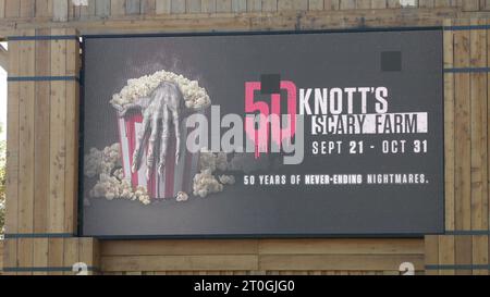 Buena Park, Kalifornien, USA 4. Oktober 2023 KnottÕs Scary Farm Halloween Haunt 50. Jahrestag auf der KnottÕs Berry Farm am 4. Oktober 2023 in Buena Park, Kalifornien, USA. Foto: Barry King/Alamy Stock Photo Stockfoto
