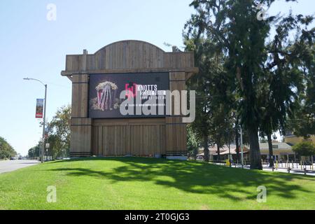 Buena Park, Kalifornien, USA 4. Oktober 2023 KnottÕs Scary Farm Halloween Haunt 50. Jahrestag auf der KnottÕs Berry Farm am 4. Oktober 2023 in Buena Park, Kalifornien, USA. Foto: Barry King/Alamy Stock Photo Stockfoto
