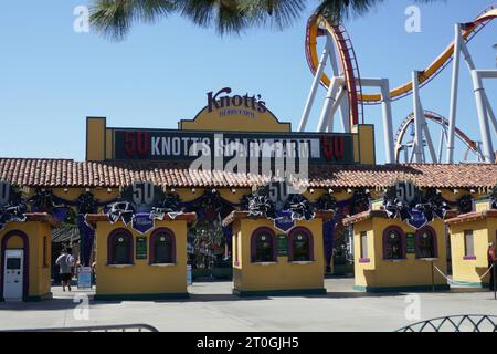 Buena Park, Kalifornien, USA 4. Oktober 2023 KnottÕs Scary Farm Halloween Haunt 50. Jahrestag auf der KnottÕs Berry Farm am 4. Oktober 2023 in Buena Park, Kalifornien, USA. Foto: Barry King/Alamy Stock Photo Stockfoto