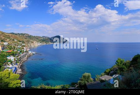 Insel Ischia in Italien: Panoramablick auf den Strand von Maronti. Stockfoto