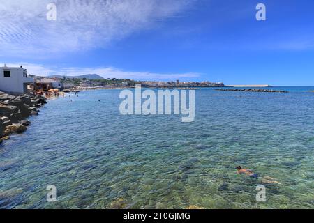 Stadtbild von Forio d'Ischia auf der Insel Ischia, Italien. Blick auf den Strand von Chiaia: Er ist einer der berühmtesten auf der Insel Ischia, einer Insel Stockfoto