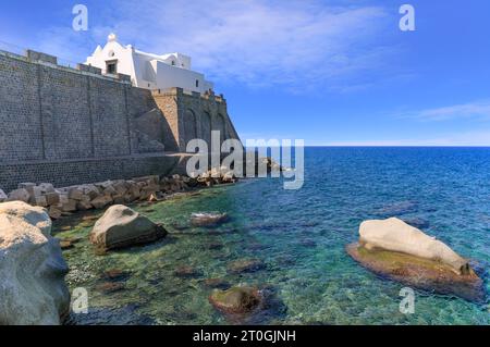 Blick auf die Kirche von Soccorso hoch oben auf der Landzunge bei Forio d'Ischia auf der Insel Ischia, Italien. Stockfoto