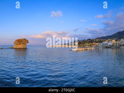 Stadtbild von Lacco Ameno auf der Insel Ischia. Blick auf den Fungo Pilzfelsen, einen riesigen Tuffblock, der durch die unaufhörliche Erosion des Meeres geformt wurde. Stockfoto