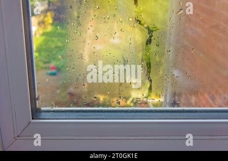 Kondensation auf dem Glas an einem doppelverglasten Fenster im Haus Stockfoto