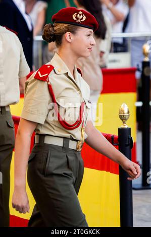 Prinzessin Leonor von Spanien bei der Kranzniederlegung vor der Statue der Nuestra Senora del Pilar. Saragossa, 06.10.2023 *** Prinzessin Leonor von Spanien legt einen Kranz vor der Statue von Nuestra Senora del Pilar Saragoza, 06 10 2023 Foto:xDyDxFotografosx/xFuturexImagex leonor 3006 Credit: Imago/Alamy Live News Stockfoto