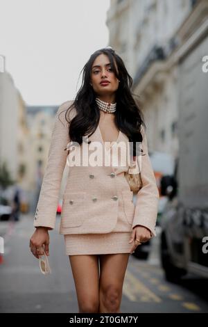 Street Style, Sabrina Bahsoon Ankunft bei Alessandra Rich Spring Summer 2024 Show, die am 29. September 2023 in der Rue Roquepine in Paris, Frankreich, stattfand. Foto: Marie-Paola Bertrand-Hillion/ABACAPRESS.COM Stockfoto