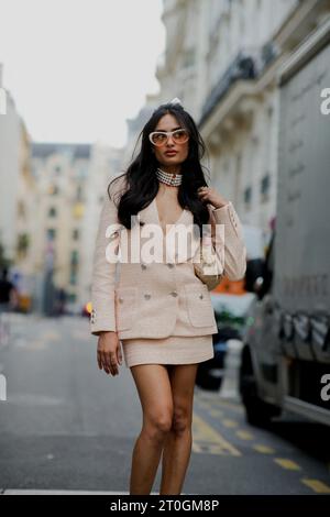 Street Style, Sabrina Bahsoon Ankunft bei Alessandra Rich Spring Summer 2024 Show, die am 29. September 2023 in der Rue Roquepine in Paris, Frankreich, stattfand. Foto: Marie-Paola Bertrand-Hillion/ABACAPRESS.COM Stockfoto