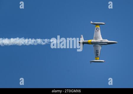 San Francisco, Usa. Oktober 2023. Im Rahmen der Fleet Week Air Show in San Francisco, Kalifornien, fliegt eine T-33 über die Bucht von San Francisco. Justin Benttinen/Alamy Live News Stockfoto