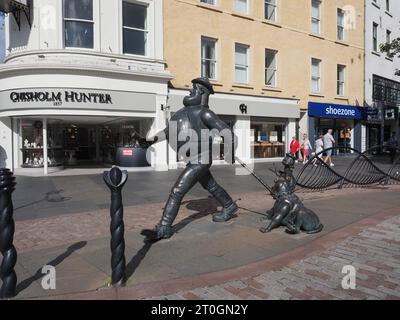 DUNDEE, Großbritannien - 12. SEPTEMBER 2023: Desperate Dan and Dawg Dog Statue von den Bildhauern Tony und Susie Morrow um 2001 Stockfoto