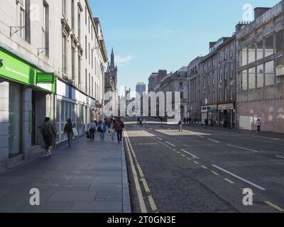 ABERDEEN, Großbritannien - 14. SEPTEMBER 2023: People in Union Street Stockfoto