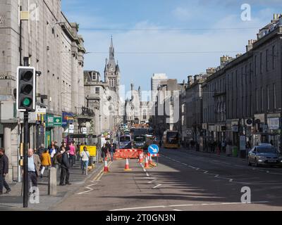 ABERDEEN, Großbritannien - 14. SEPTEMBER 2023: People in Union Street Stockfoto