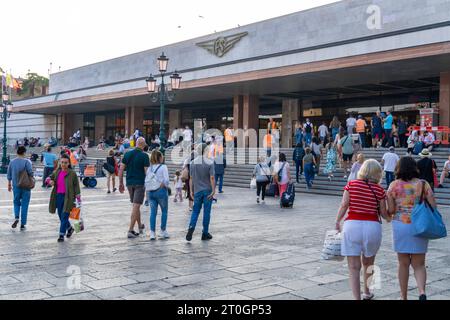 Venedig, Italien. Oktober 2023. Hauptbahnhof von Venedig mit Ferrovie dello Stato Logo an der Fassade des Bahnhofs Santa Lucia mit vielen Reisenden und Touristen vor dem Bahnhof *** Hauptbahnhof von Venedig mit Ferrovie dello Stato Logo an der Fassade des Bahnhofs Santa Lucia mit vielen Reisenden und Touristen vor dem Bahnhof Credit: Imago/Alamy Live News Stockfoto