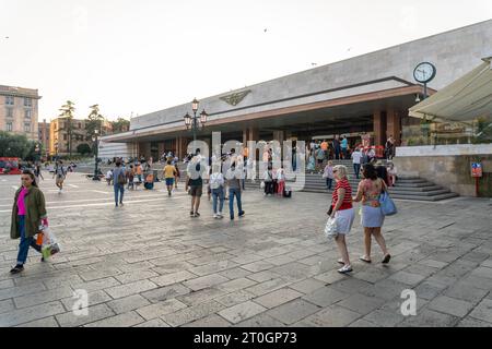 Venedig, Italien. Oktober 2023. Hauptbahnhof von Venedig mit Ferrovie dello Stato Logo an der Fassade des Bahnhofs Santa Lucia mit vielen Reisenden und Touristen vor dem Bahnhof *** Hauptbahnhof von Venedig mit Ferrovie dello Stato Logo an der Fassade des Bahnhofs Santa Lucia mit vielen Reisenden und Touristen vor dem Bahnhof Credit: Imago/Alamy Live News Stockfoto