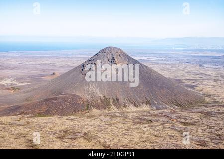 Luftaufnahme einer kleinen vulkanischen Kegellavformation im Vulkangebiet Fagradalsfjall in der Nähe des Litli-Hrutur-Ausbruchs auf der Halbinsel Reykjanes in IC Stockfoto