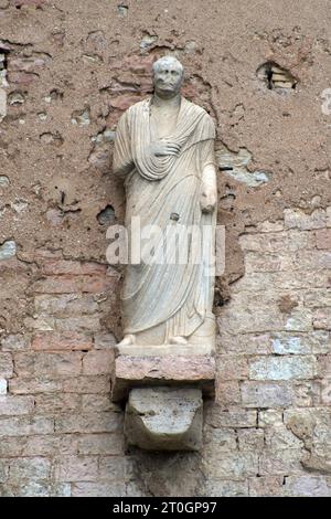 antica statua romana sulle mura di Spello Stockfoto