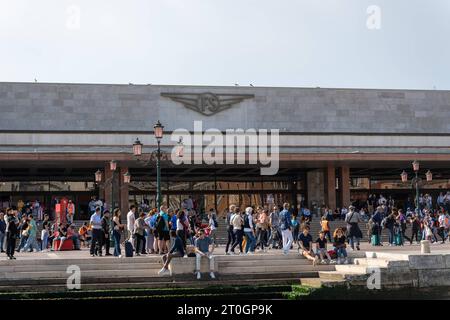 Venedig, Italien. Mai 2023. Hauptbahnhof von Venedig mit Ferrovie dello Stato Logo an der Fassade des Bahnhofs Santa Lucia mit vielen Reisenden und Touristen vor dem Bahnhof *** Hauptbahnhof von Venedig mit Ferrovie dello Stato Logo an der Fassade des Bahnhofs Santa Lucia mit vielen Reisenden und Touristen vor dem Bahnhof Credit: Imago/Alamy Live News Stockfoto