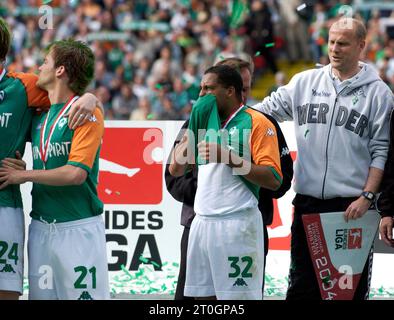 Weser-Stadion Bremen Deutschland 15.05.2004, Fußball: Bundesliga-Saison 2003/04 Spieltag 33, Werder Bremen (WBR, grün) gegen Bayer 04 Leverkusen (B04, rot) 2:6 – von rechts: Cheftrainer Thomas Schaaf, Torhüter Dieter Burdenski, Ailton Stockfoto