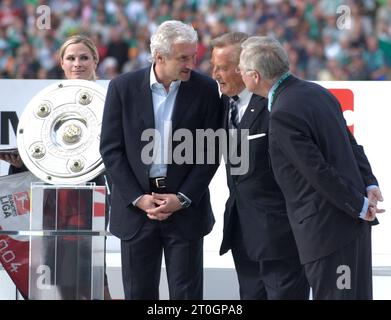 Weser-Stadion Bremen Deutschland 15.05.2004, Fußball: Bundesliga-Saison 2003/04 Spieltag 33, Werder Bremen (WBR, grün) gegen Bayer 04 Leverkusen (B04, rot) 2:6 — von links: Rudi Voeller, Teamchef, Cheftrainer Deutschland, DFB-Präsident Gerhard Mayer Vorfelder und DFB-Generalsekretär Horst R. Schmidt während der Siegerfeier Stockfoto