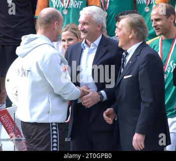 Weser-Stadion Bremen Deutschland 15.05.2004, Fußball: Bundesliga-Saison 2003/04 Spieltag 33, Werder Bremen (WBR, grün) vs Bayer 04 Leverkusen (B04, rot) 2:6 – Teamleiter, Cheftrainer Thomas Schaaf (WBR, links), Rudi Voeller, Teammanager, Cheftrainer Deutschland (Mitte) und DFB-Präsident Gerhard Mayer Vorfelder während der Siegerfeier Stockfoto