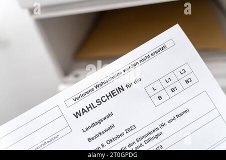 Augsburg, Bayern, Deutschland. September 2023. Wahlschein zur Landtagswahl und Bezirkswahl in Bayern am 8. Oktober vor einem Briefkasten *** Wahlschein zur Landtagswahl und Bezirkswahl in Bayern am 8. Oktober vor einem Briefkasten Credit: Imago/Alamy Live News Stockfoto