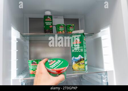 Augsburg, Bayern, Deutschland - 21. Juni 2023: Milch und Milchprodukte in einem Kühlschrank *** Milch und Milchprodukte in einem Kühlschrank Stockfoto