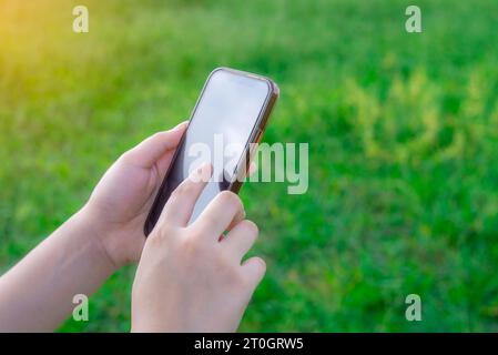 Frauen mit Smartphone Mobile Online Social Network, Network Global World Map Internet Networking People Concept Stockfoto
